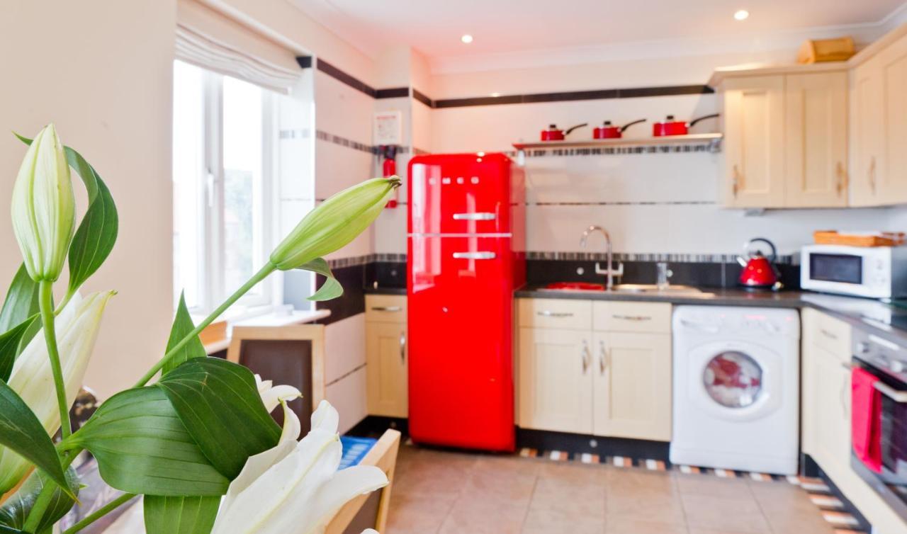 Watermark Apartments Уитби Номер фото
