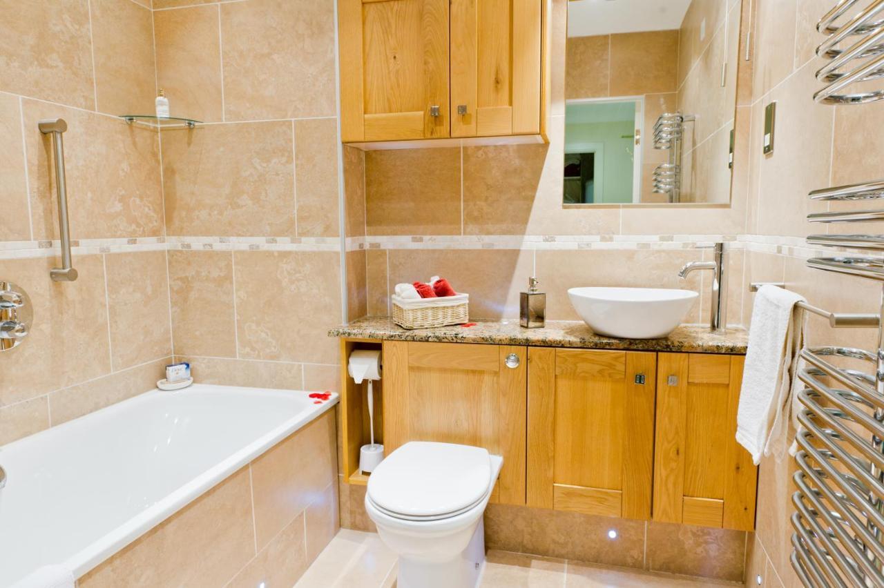 Watermark Apartments Уитби Номер фото