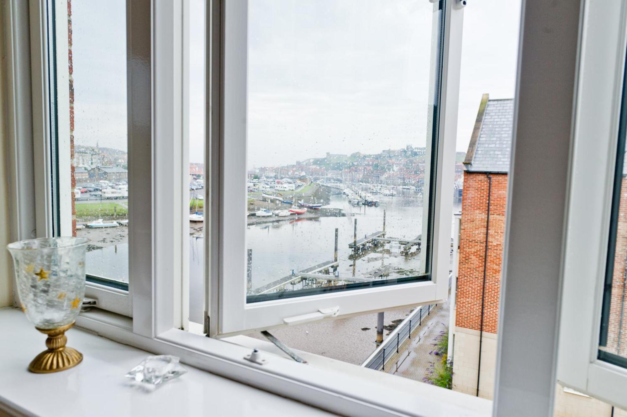 Watermark Apartments Уитби Номер фото