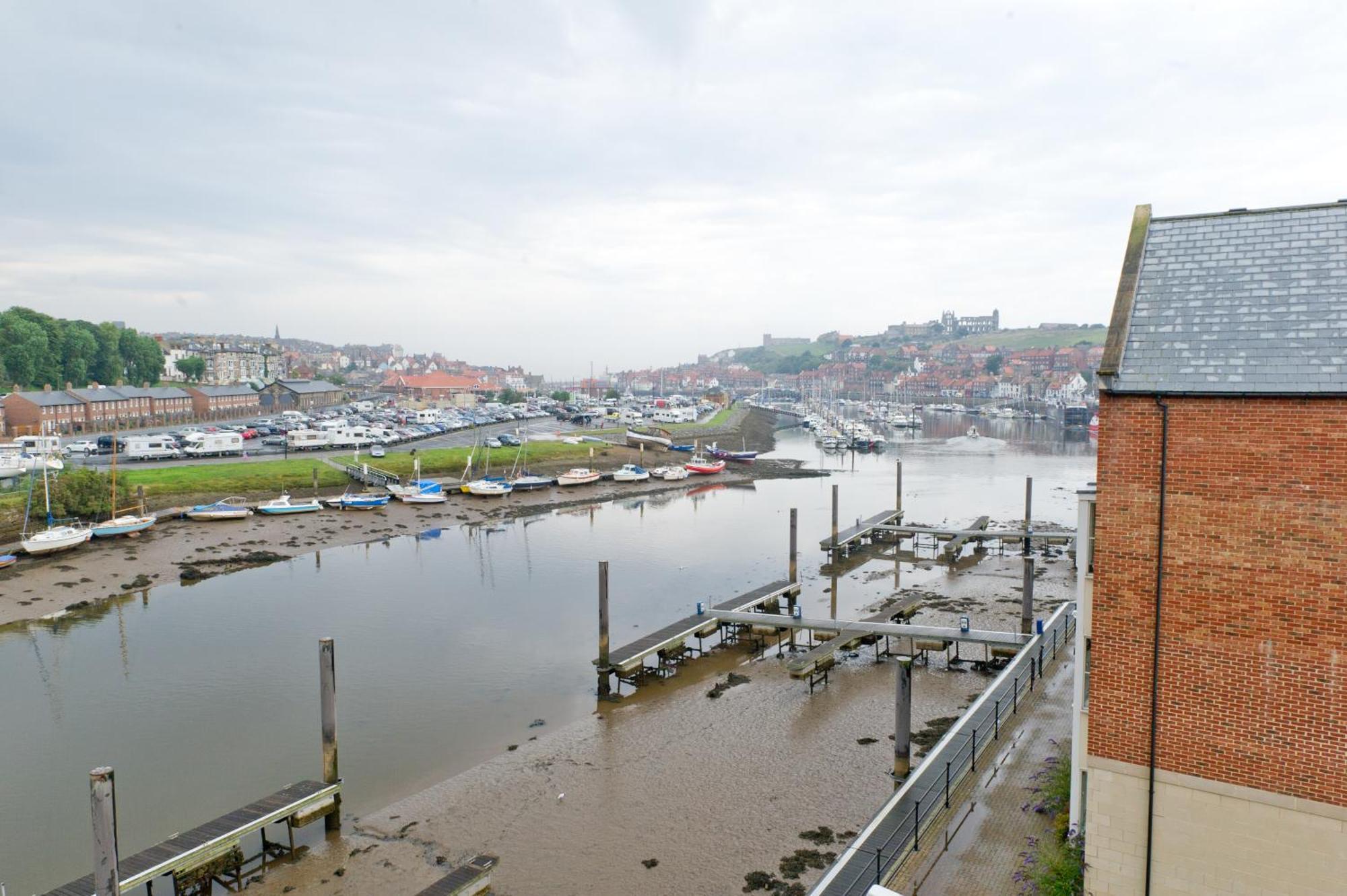 Watermark Apartments Уитби Экстерьер фото